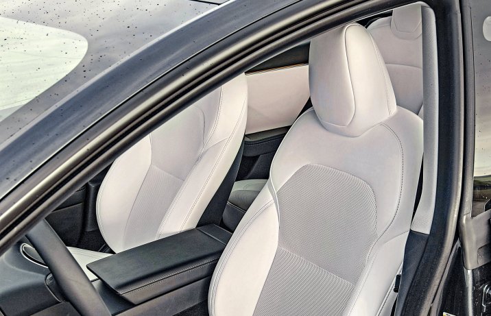 Tesla Model 3 Long Range AWD (2024) – fotele