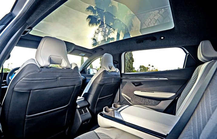 Renault Scenic E-Tech (2024) – wnętrze, fotele z tyłu, dach panoramiczny