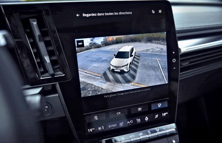 Renault Scenic E-Tech (2024) – wnętrze, ekran, widok z kamer