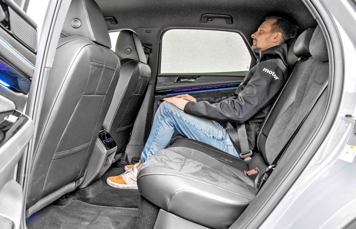 Volkswagen ID.7 Special Edition 2024 – wnętrze, kanapa z pasażerem