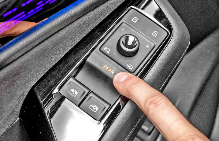 Volkswagen ID.7 Special Edition 2024 – wnętrze, kokpit, sterowanie szybami