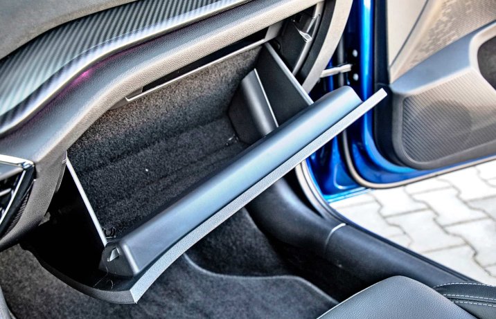 Skoda Octavia RS 2.0 TSI DSG – schowek przed pasażerem