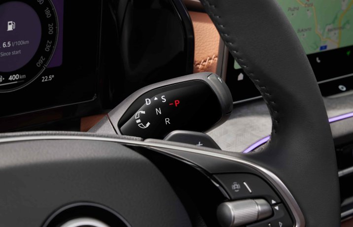 Nowa Skoda Kodiaq (2024) – wnętrze, deska rozdzielcza, dźwignia automatu