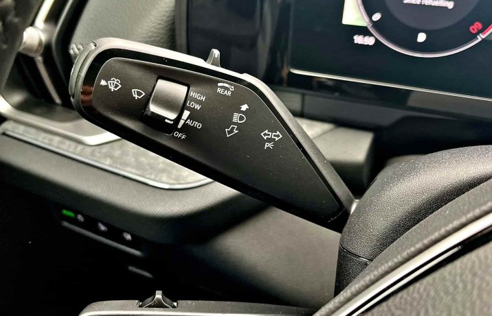 Nowa Skoda Kodiaq (2024) – wnętrze, deska rozdzielcza, dźwignia wycieraczek