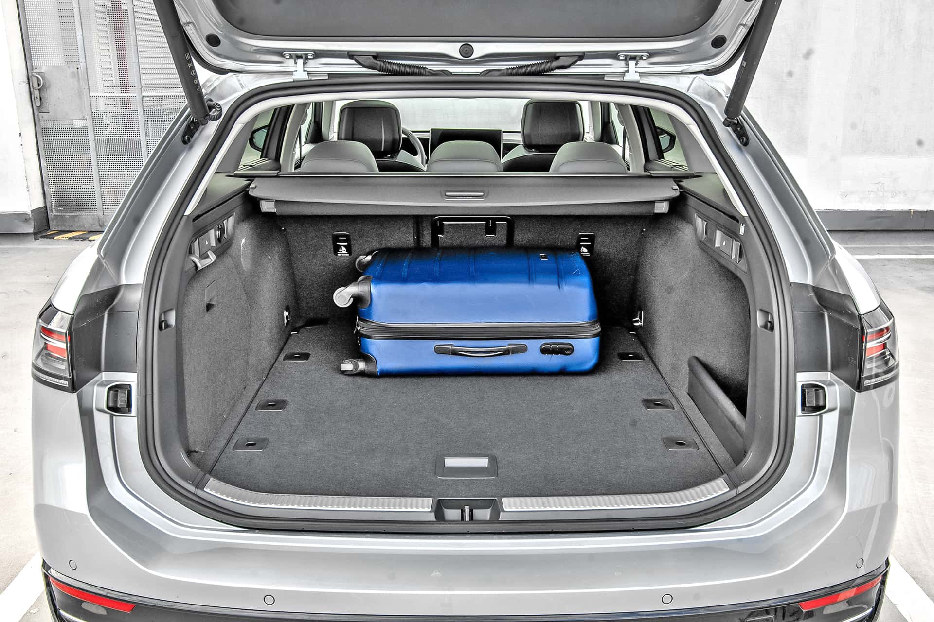 Volkswagen-Passat-Variant-B9-1.5-TSI-eMHEV-Elegance-bagaznik