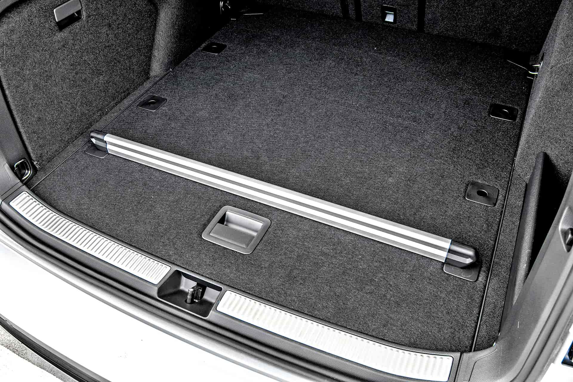 Volkswagen-Passat-Variant-B9-1.5-TSI-eMHEV-Elegance-bagaznik-listwa-mocujaca-bagaz