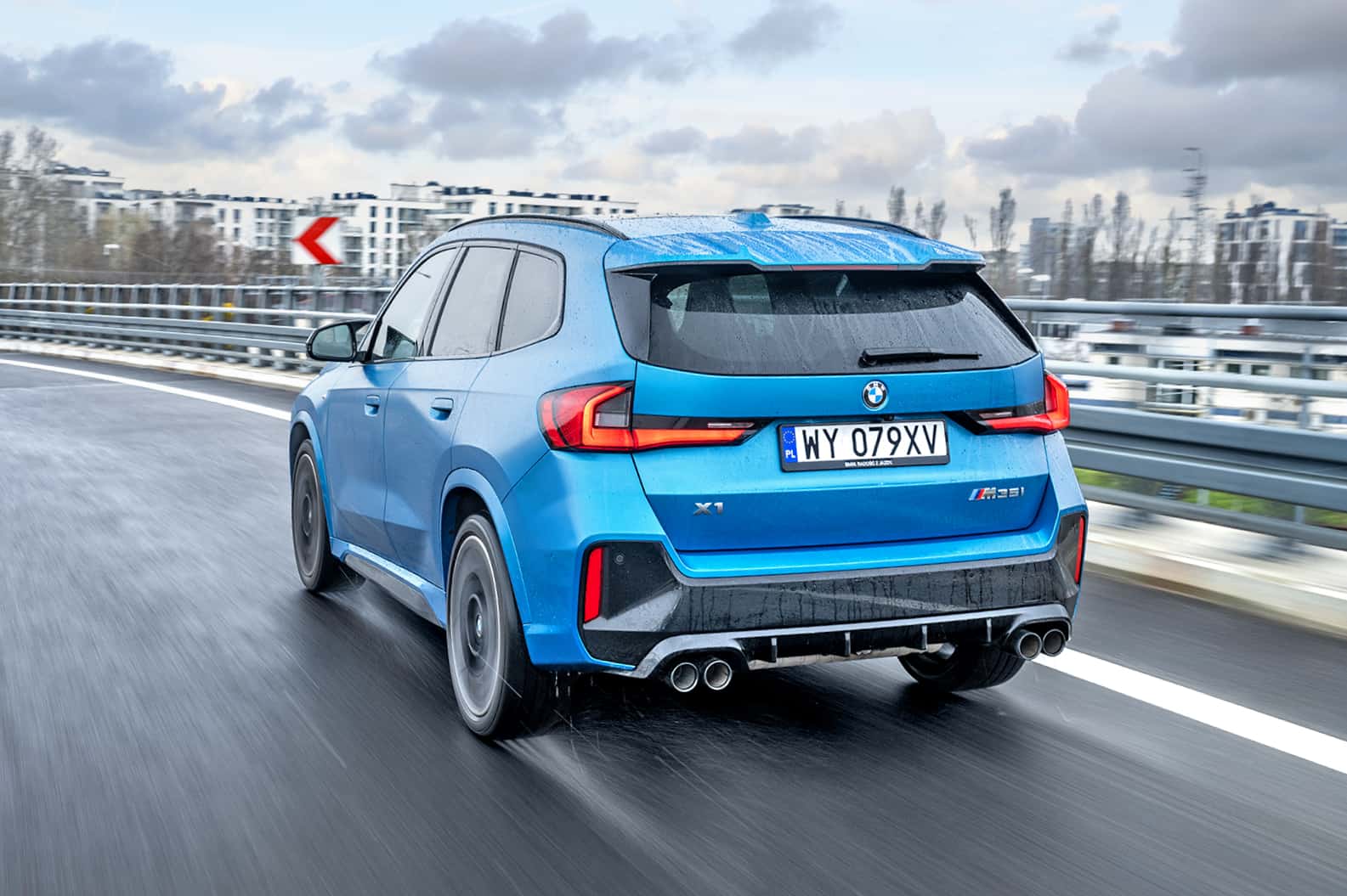 BMW X1 M35i xDrive tył w ruchu 
