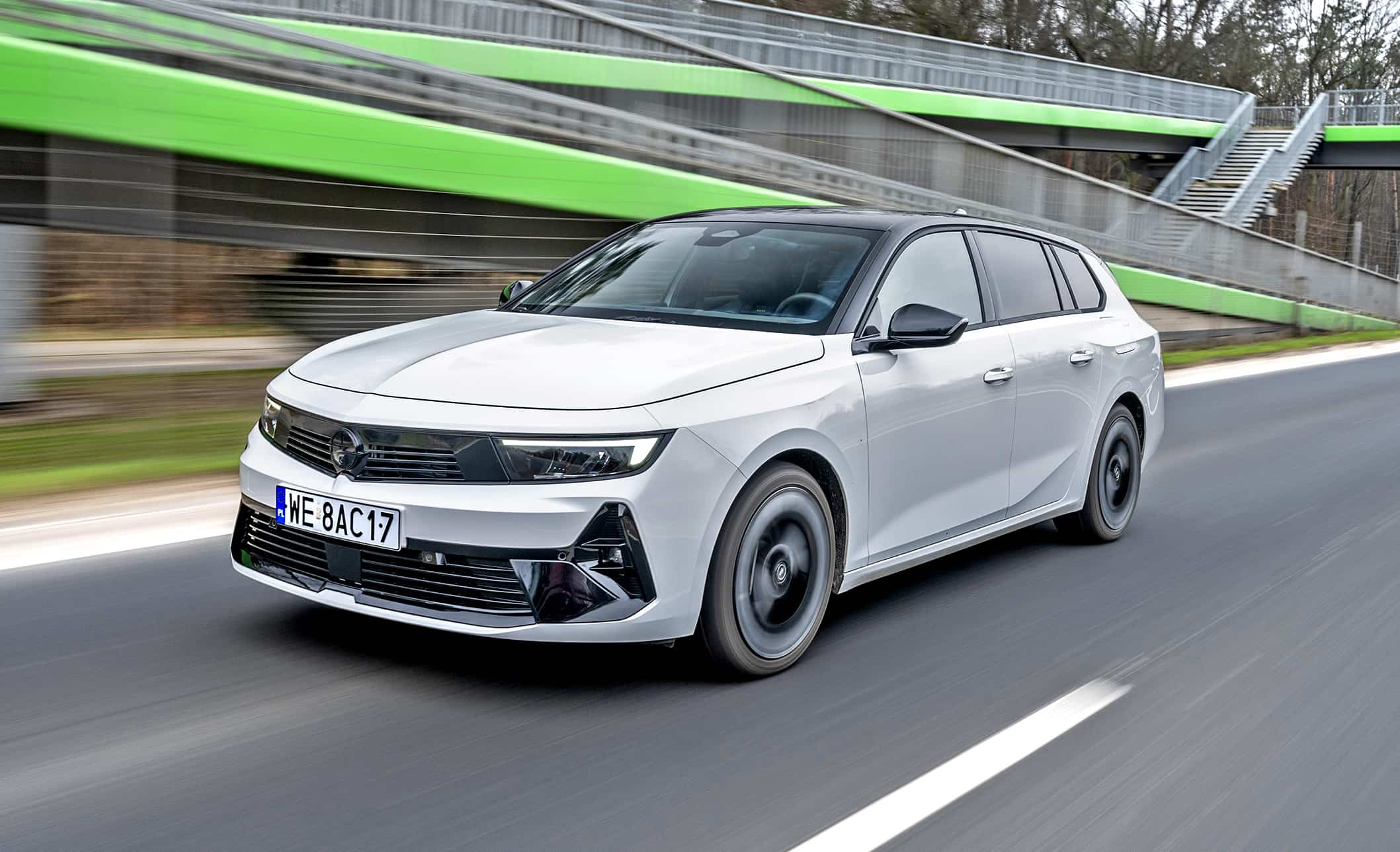 Opel Astra VI Sports Tourer GSe przód i bok