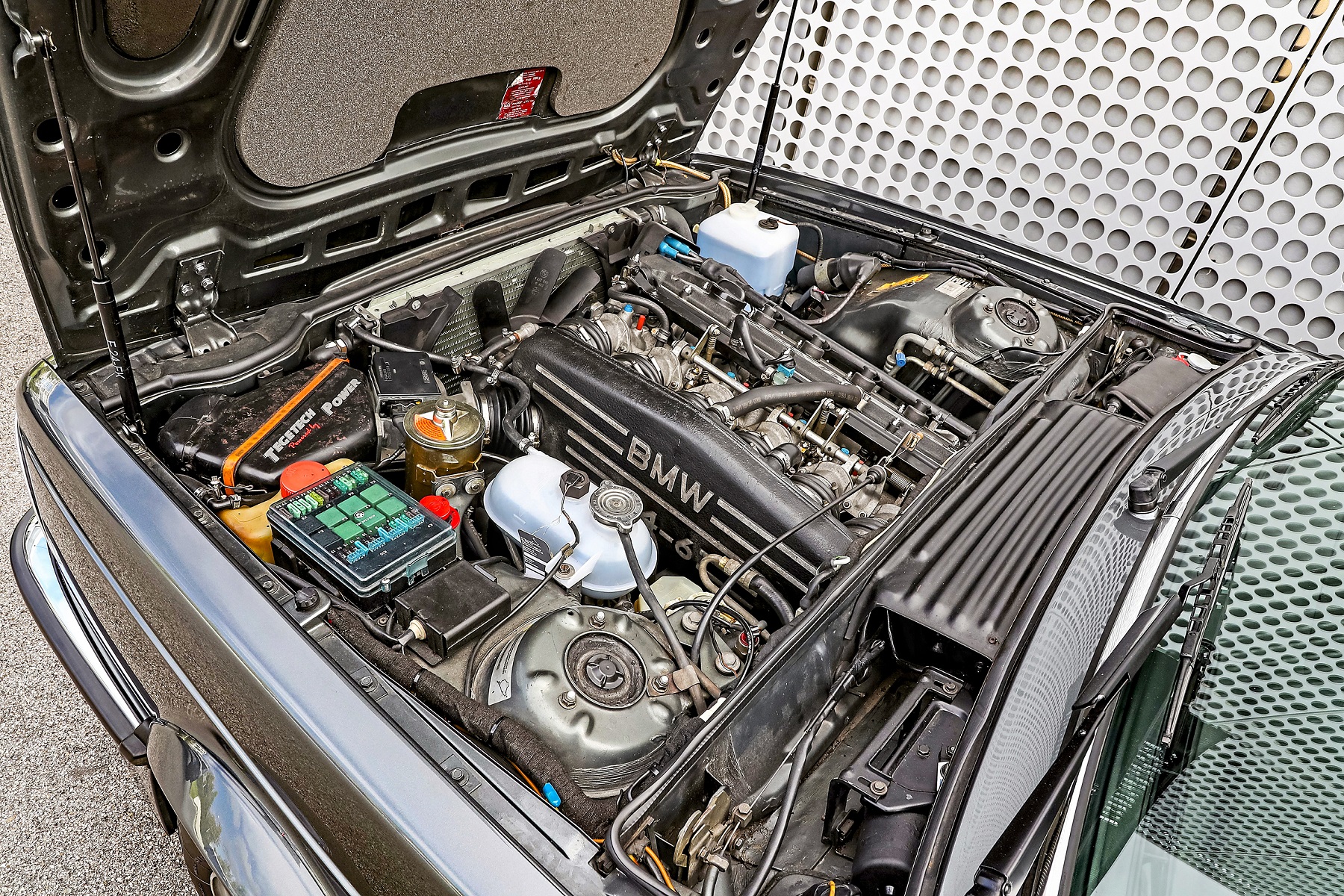 BMW M635i Mercedes 560 SEC_silnik BMW