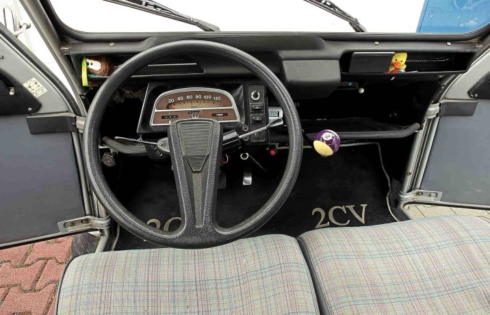 Citroen 2CV 6 Club – wnętrze, deska rozdzielcza