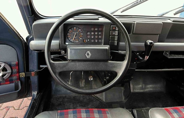 Renault 4 GTL – wnętrze, deska rozdzielcza