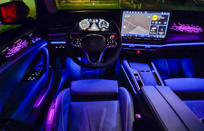 Volkswagen Passat Variant 1.5 TSI eMHEV DSG Elegance (2024) – deska rozdzielcza oświetlenie nastrojowe