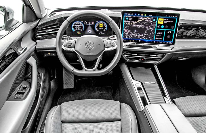 Volkswagen Passat Variant 1.5 TSI eMHEV DSG Elegance (2024) – deska rozdzielcza