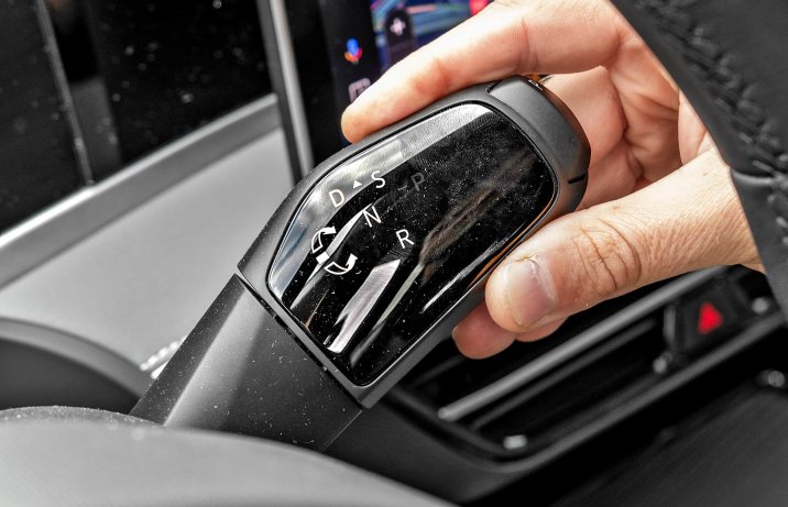 Volkswagen Passat Variant 1.5 TSI eMHEV DSG Elegance (2024) – deska rozdzielcza, dźwignia automatu