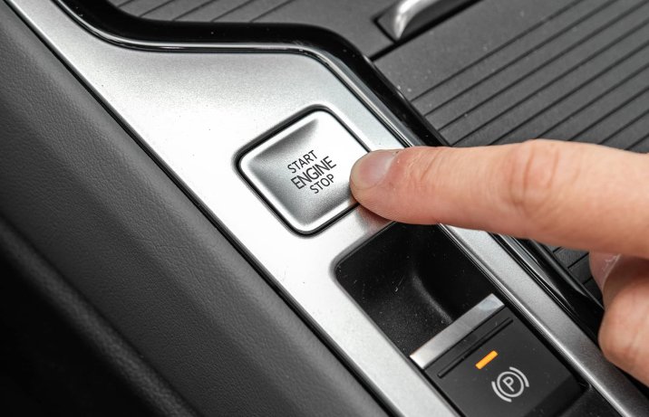 Volkswagen Passat Variant 1.5 TSI eMHEV DSG Elegance (2024) – deska rozdzielcza, przycisk startera