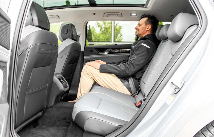 Volkswagen Passat Variant 1.5 TSI eMHEV DSG Elegance (2024) – kanapa z pasażerem