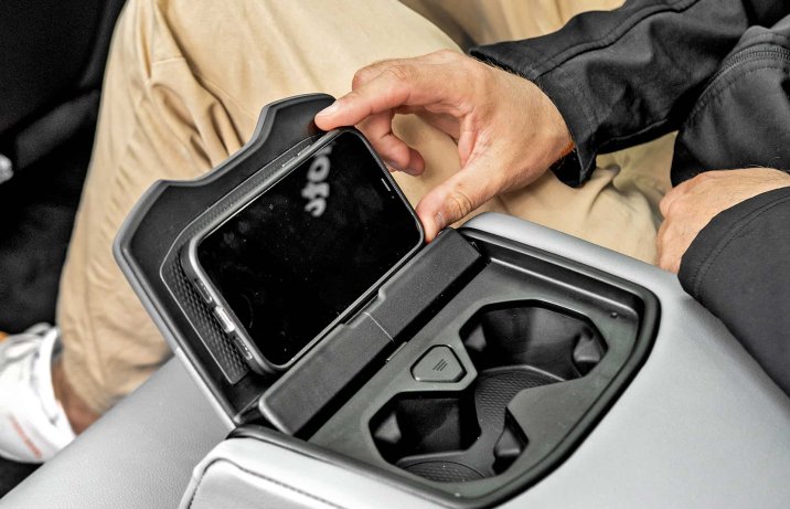 Volkswagen Passat Variant 1.5 TSI eMHEV DSG Elegance (2024) – podstawka w podłokietniku