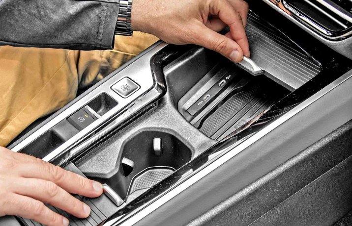 Volkswagen Passat Variant 1.5 TSI eMHEV DSG Elegance (2024) – schowek w tunelu środkowym