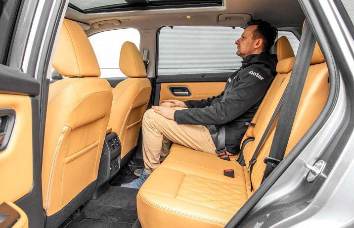Nissan X-Trail E-Power e-4orce Tekna (2024) – wnętrze, kanapa z pasażerem