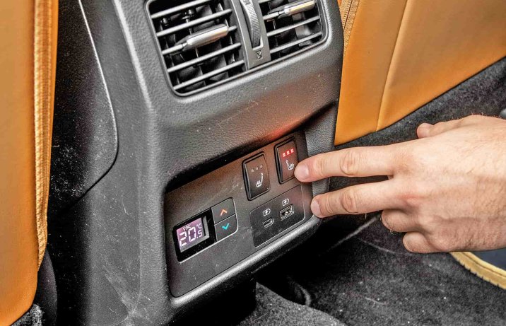 Nissan X-Trail E-Power e-4orce Tekna (2024) – wnętrze, panel sterowania dla pasażerów drugiego rzędu
