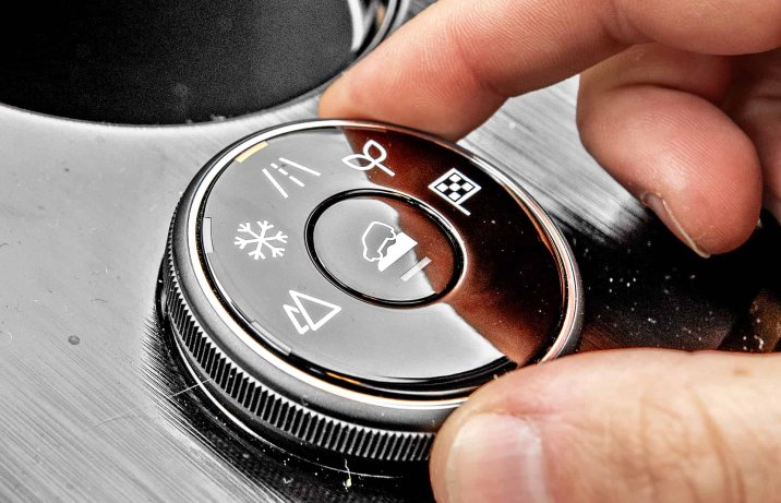 Nissan X-Trail E-Power e-4orce Tekna (2024) – wnętrze, pokrętło wyboru trybu napędu