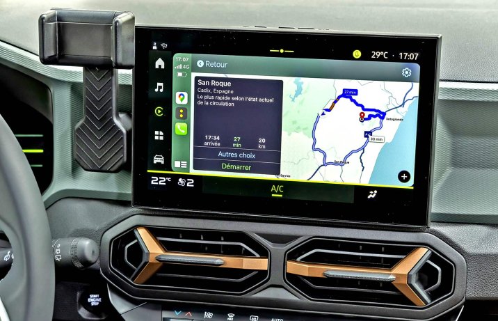 Nowa Dacia Duster (2024) – wnętrze, ekran z nawigacją