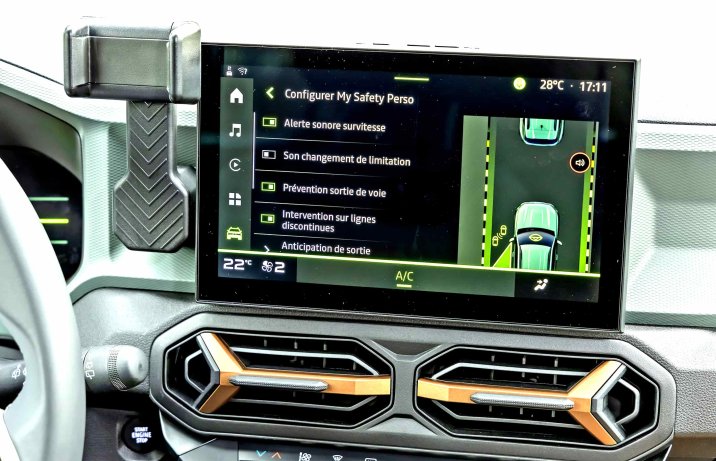 Nowa Dacia Duster (2024) – wnętrze, ustawienia systemów wsparcia