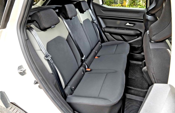 Nowa Dacia Duster (2024) – wnętrze, kanapa
