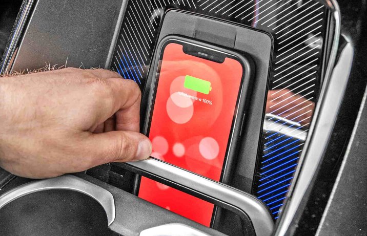 BMW X1 M35i xDrive – wnętrze, ładowarka indukcyjna