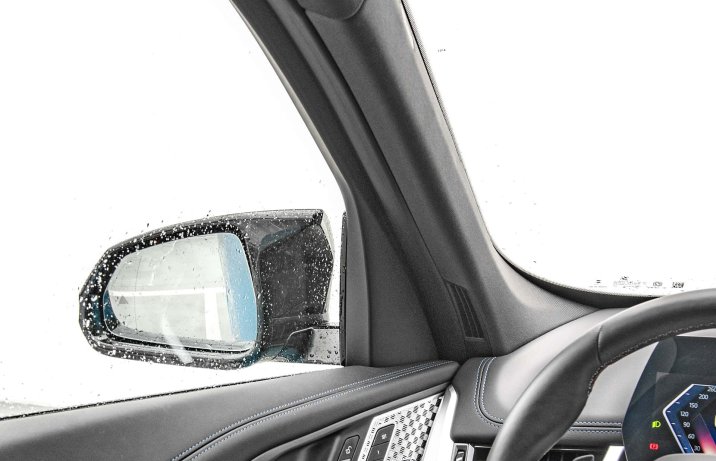 BMW X1 M35i xDrive – wnętrze, słupek, lusterko