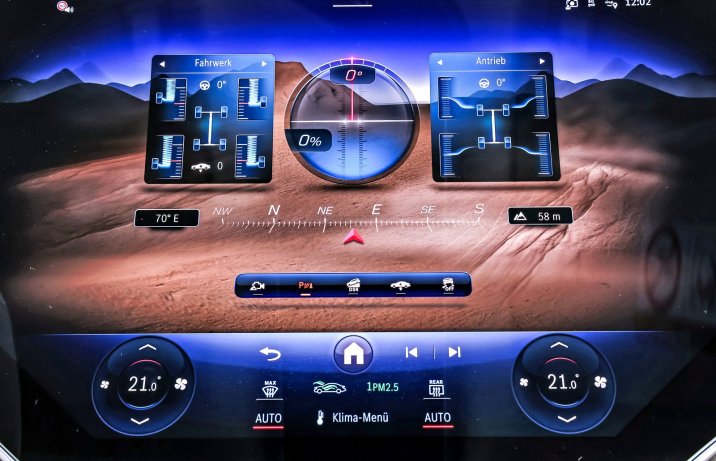 Mercedes EQS SUV 450 4Matic – ekran parametrów off-roadowych