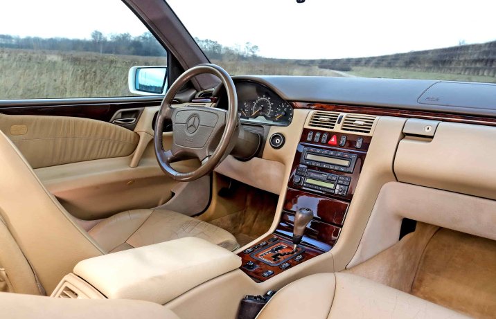 Używany Mercedes klasy E W210 – wnętrze, deska rozdzielcza