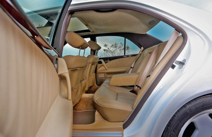 Używany Mercedes klasy E W210 – wnętrze, kanapa