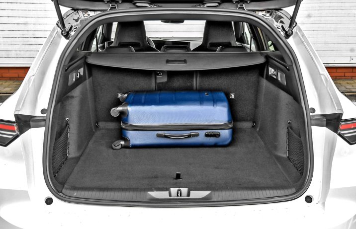 Opel Astra Sports Tourer 1.6 Turbo Plug-in Hybrid A8 GSe – wnętrze, bagażnik