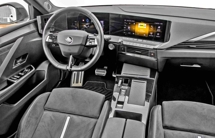 Opel Astra Sports Tourer 1.6 Turbo Plug-in Hybrid A8 GSe – wnętrze, deska rozdzielcza