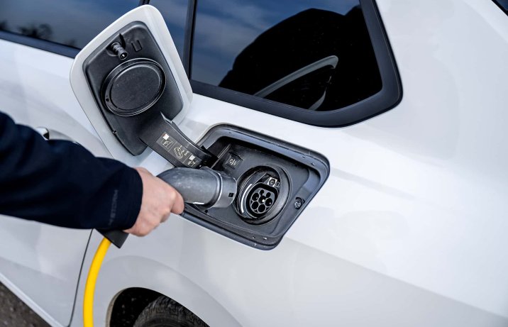 Opel Astra Sports Tourer 1.6 Turbo Plug-in Hybrid A8 GSe –  gniazdo, ładowanie