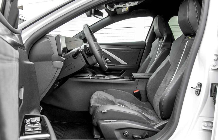 Opel Astra Sports Tourer 1.6 Turbo Plug-in Hybrid A8 GSe – wnętrze, fotele
