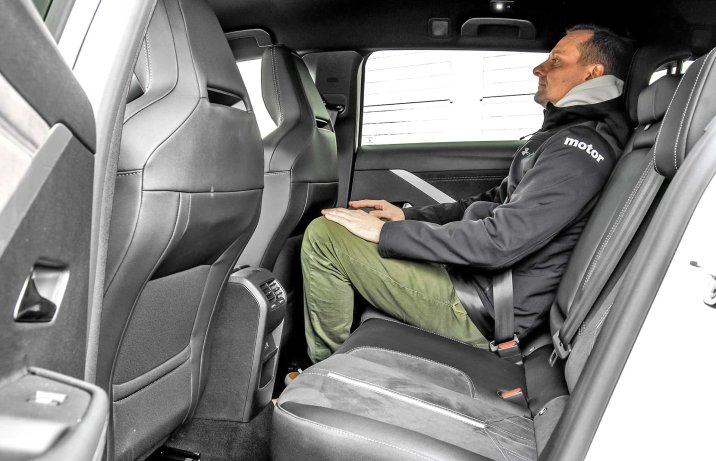 Opel Astra Sports Tourer 1.6 Turbo Plug-in Hybrid A8 GSe – wnętrze, kanapa z pasażerem