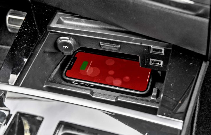 Opel Astra Sports Tourer 1.6 Turbo Plug-in Hybrid A8 GSe – wnętrze, ładowarka indukcyjna