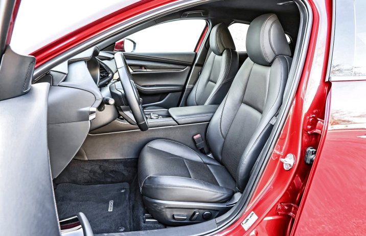 Mazda 3 (2024) – test – przednie fotele