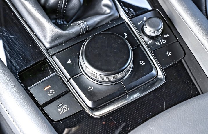 Mazda 3 (2024) – test – pokrętło do obsługi systemu multimedialnego