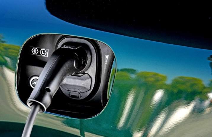 Nowe Porsche Macan Turbo – gniazdo ładowania