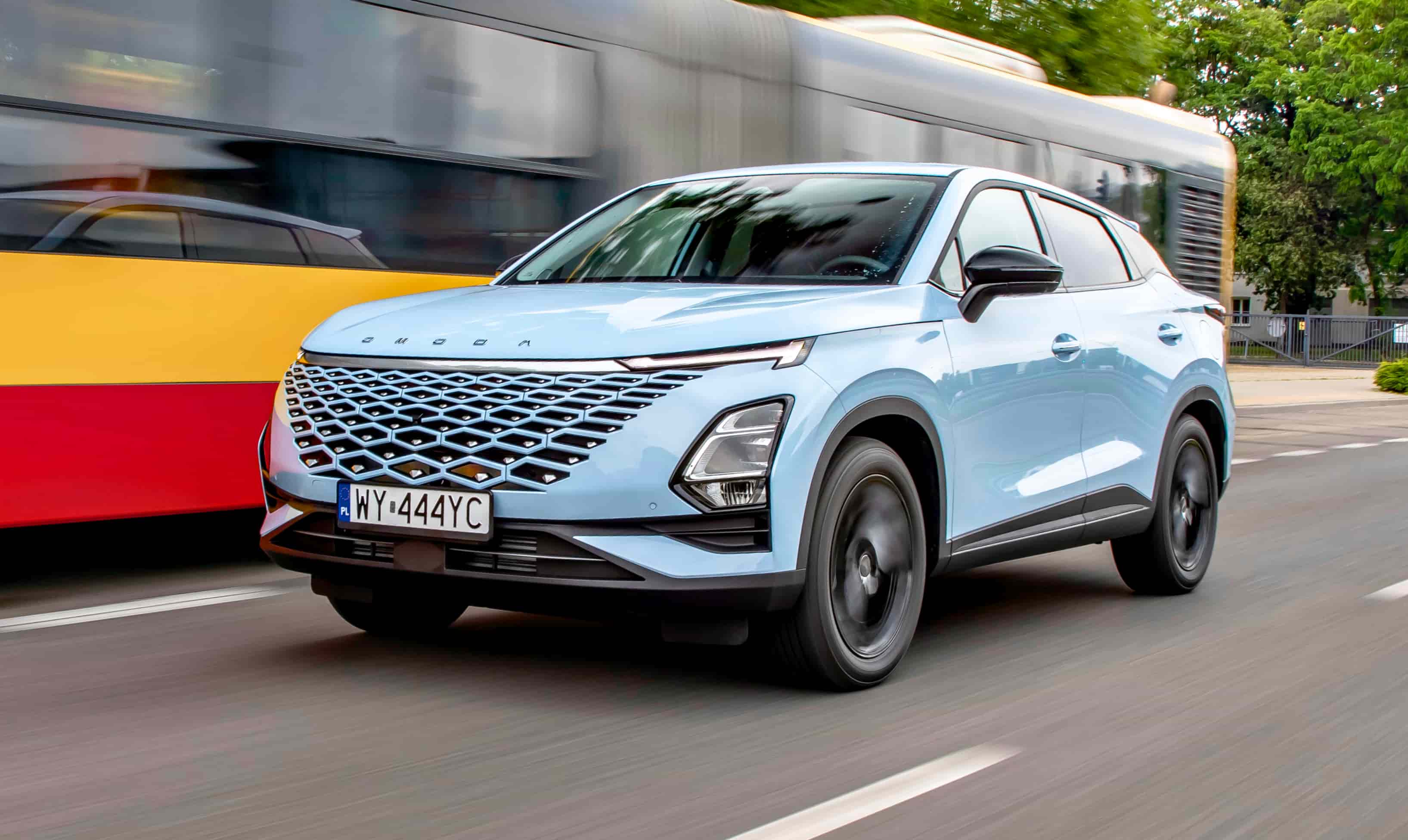 omoda 5 przód w ruchu w mieście