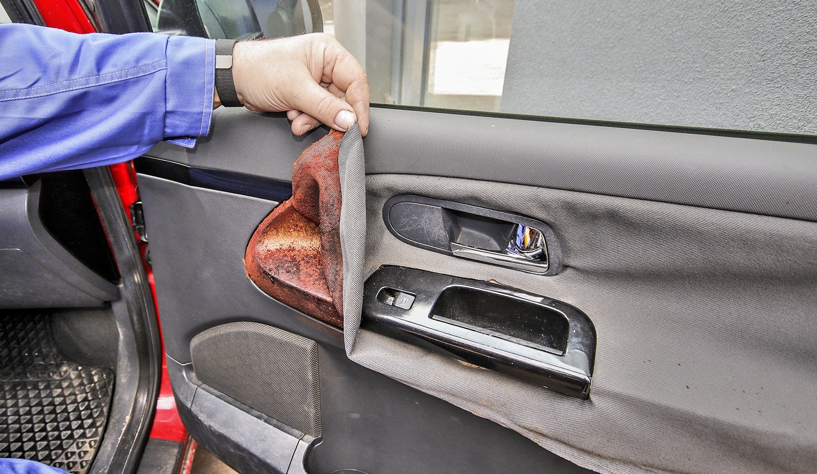 Test lakieru strukralnego do plastiku_odklejenie materialu