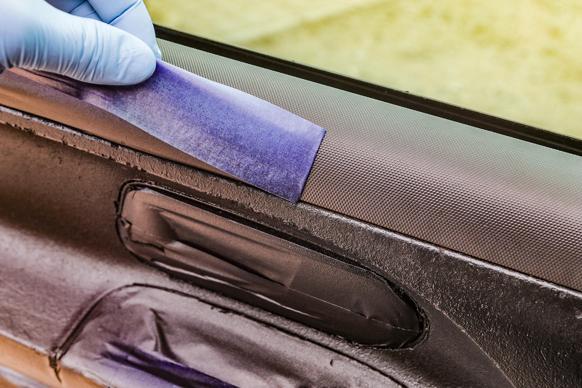 Test lakieru strukralnego do plastiku_odklejenie tasmy