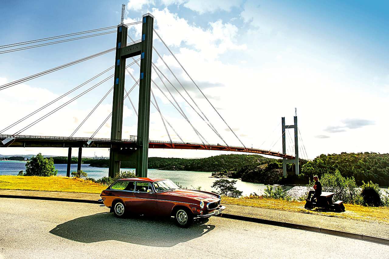 Volvo-1800-ES-bok-z-mostem-w-tle