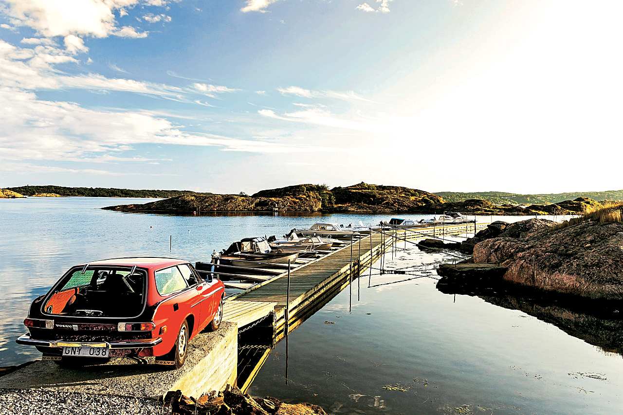 Volvo-1800-ES-tyl-w-plenerze-nad-woda