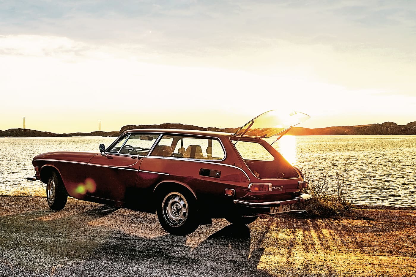 Volvo-1800-ES-tyl-i-bok-nad-woda