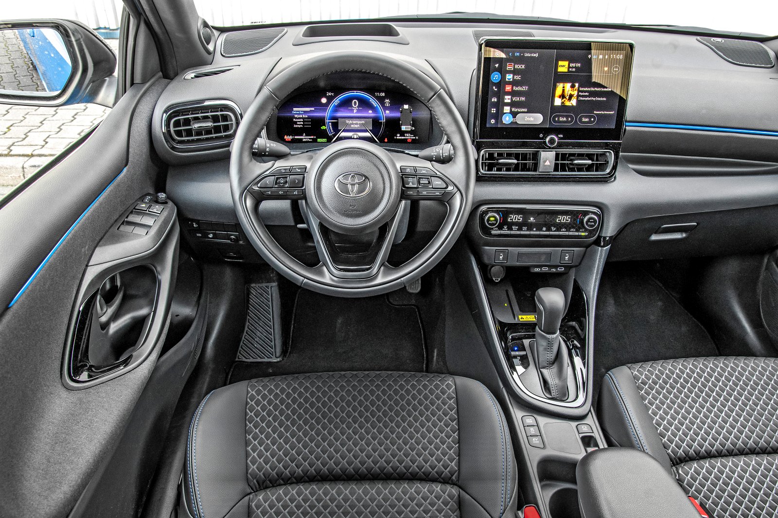 Toyota Yaris Hybrid 2024 test kokpit