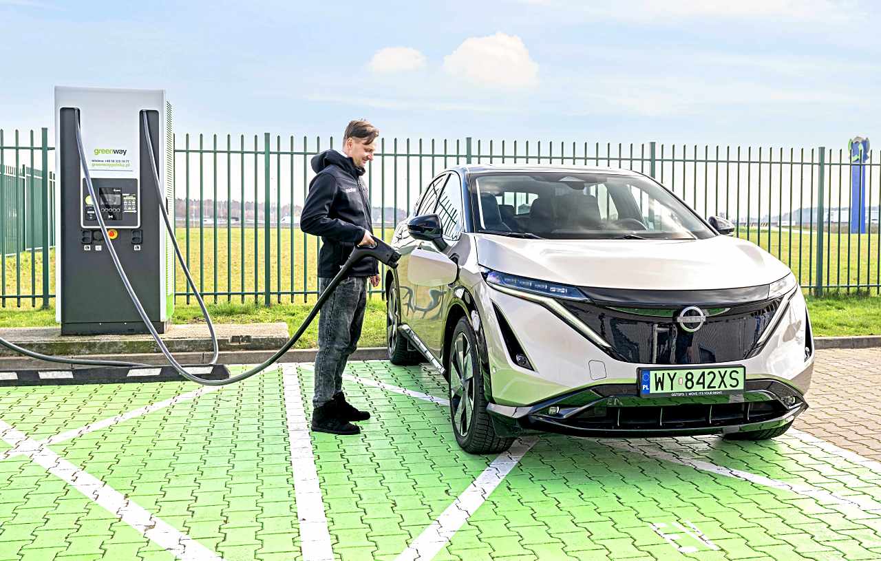 Nissan Ariya Evolve + e-4ORCE-2024 przód podczas lładowania